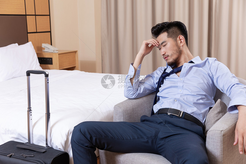 职业男性出差疲惫休息图片