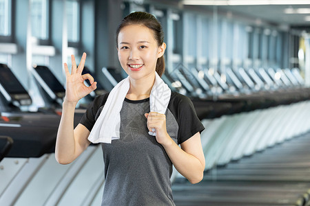 在健身房的活力女性OK手势图片