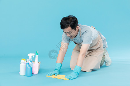 地接服务使用抹布清洁地面的男性保洁背景