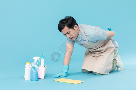 做地面清洁的男保洁腰背酸痛高清图片
