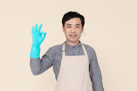 酒店保洁员形象ok手势中年男性保洁员OK手势形象背景