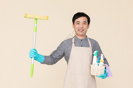 拿海绵刷与清洁用品的保洁男性高清图片