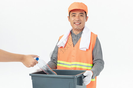 环卫工人捧垃圾桶收垃圾高清图片