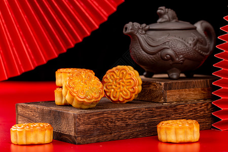 红色折扇中国风拍摄传统月饼高清图片