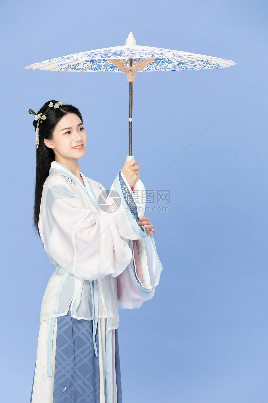  古风汉服美女撑纸伞图片