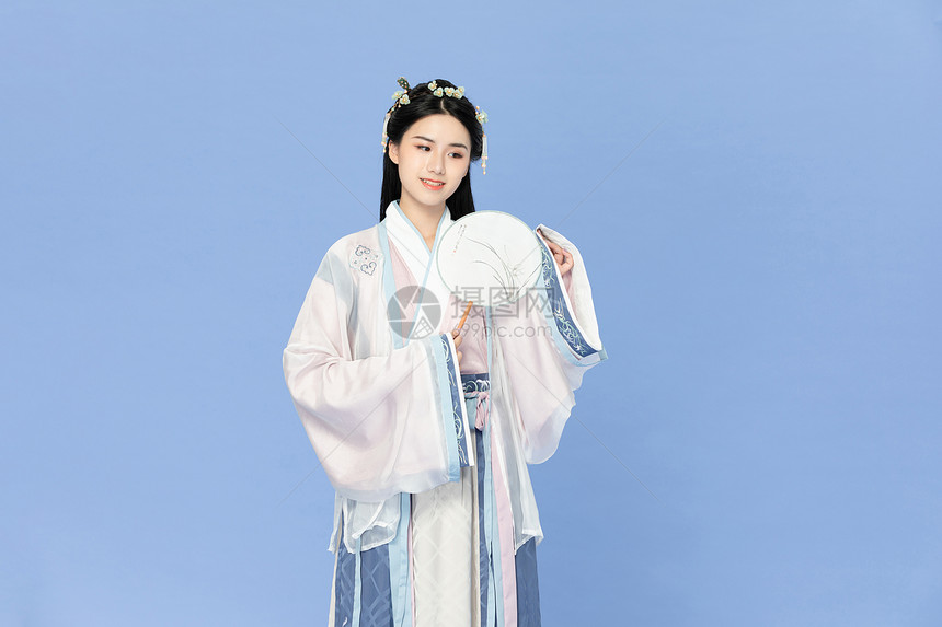  古风汉服美女拿扇子图片