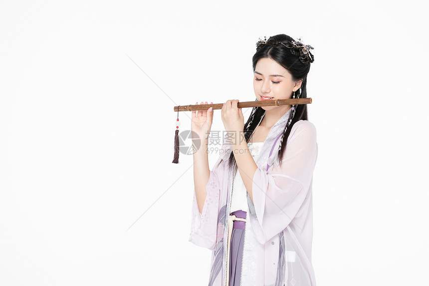 中国风汉服美女吹竹笛图片