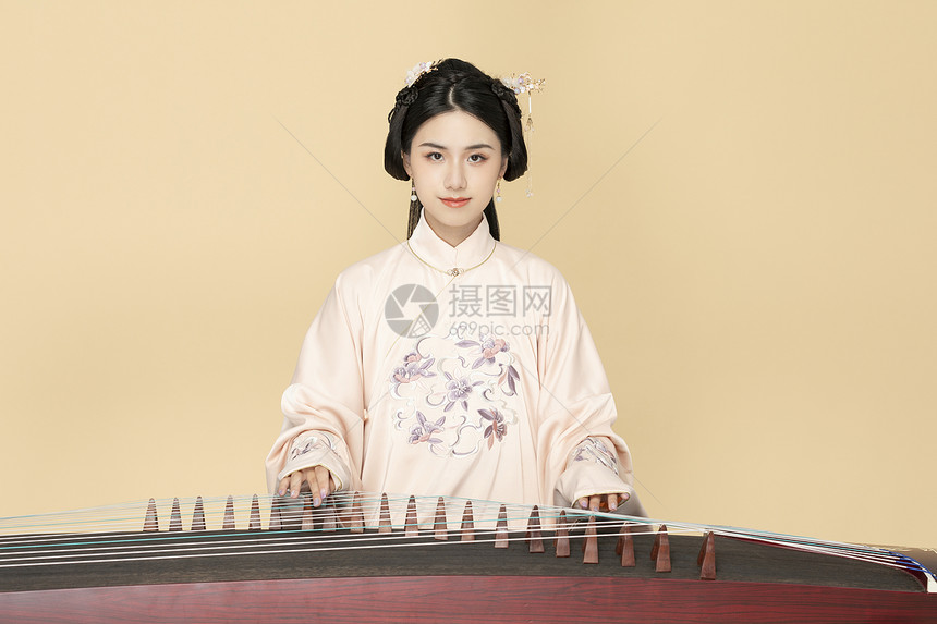 古风汉服中国风美女弹古筝图片