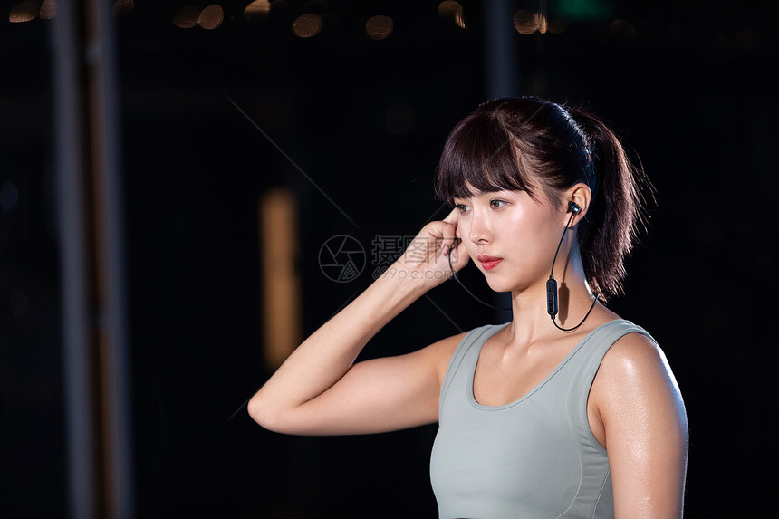 戴耳机的健身女性图片