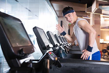 健身房运动男性跑步图片