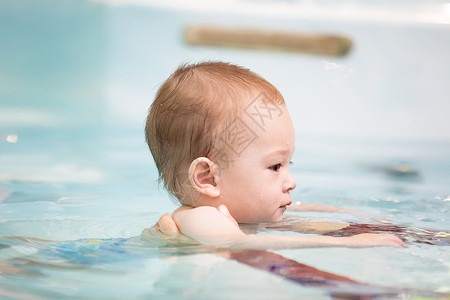母亲带着婴儿水池游泳特写图片