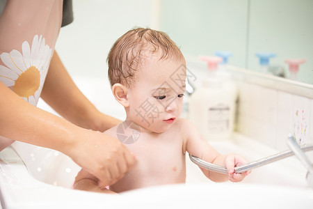 婴儿洗澡特写图片