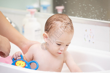 婴儿洗澡特写图片