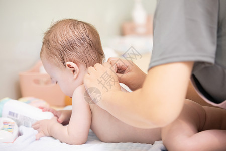 母婴洗护首页婴儿洗澡后擦身体乳液背景