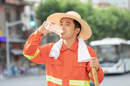 反光布在马路旁喝水休息的环卫工人背景