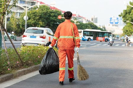 清理马路打扫马路街道的环卫工人背景