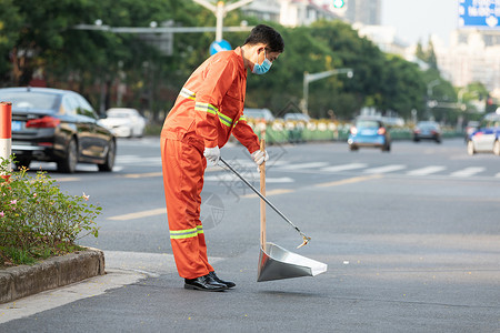 服装街户外打扫城市街道的环卫工人背景