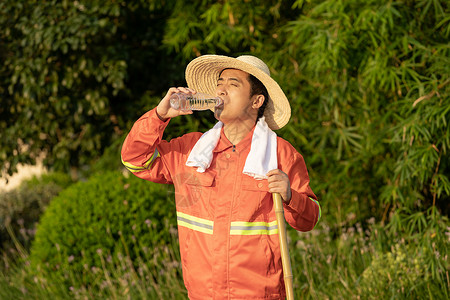 在马路旁喝水休息的环卫工人背景图片