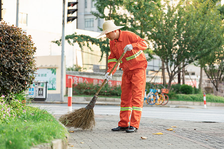 户外打扫城市街道的环卫工人高清图片