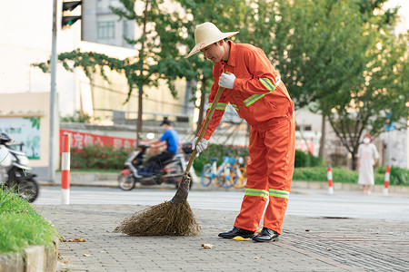 户外打扫城市街道的环卫工人高清图片