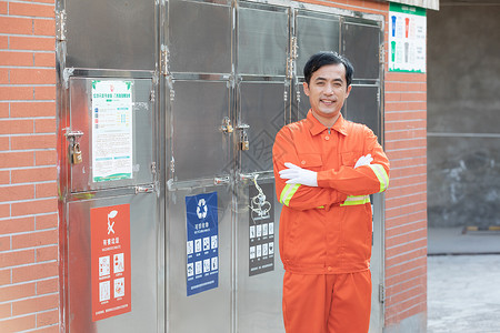 湿垃圾标识站在垃圾站旁的环卫工人背景