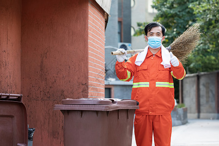 在垃圾站扛着扫帚的环卫工人点赞高清图片
