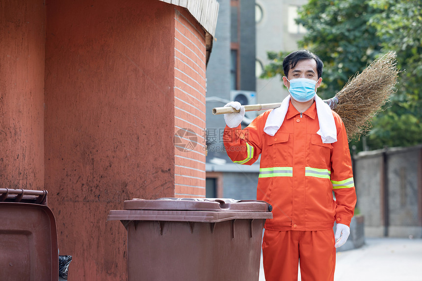 在垃圾站扛着扫帚的环卫工人图片