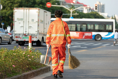 清理马路打扫马路街道的环卫工人背景