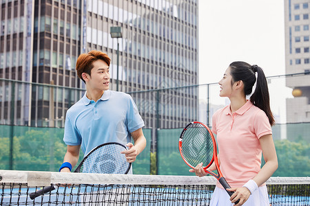 在网前欢快聊天的网球爱好者背景图片