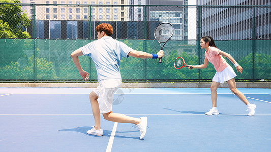 准备球拍户外网球情侣双打背景