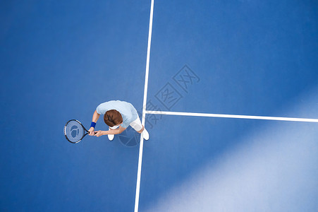 打网球的男性运动员高清图片