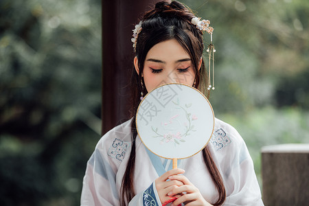 圆png中国风古风汉服美女手拿圆扇背景