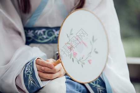 花草古风圆扇中国风古风汉服美女手拿圆扇背景