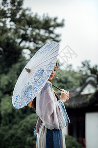 中国风古风汉服美女雨中撑伞图片