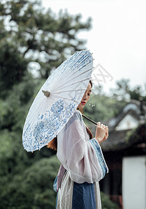 雨伞元素中国风古风汉服美女雨中撑伞背景