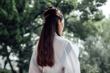 雨中长椅中国风古风汉服美女手持圆扇背影背景