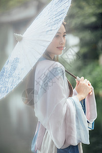 中国风古风汉服美女雨中撑伞背景图片