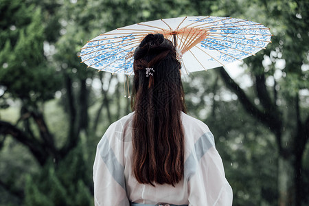 中国风古风汉服美女雨中撑伞的背影背景图片