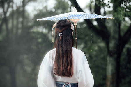 雨元素中国风古风汉服美女雨中撑伞背景
