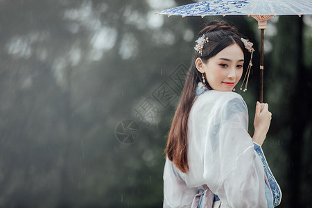 雨伞元素中国风古风汉服美女雨中撑伞背景
