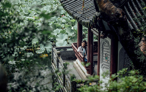 Q版人物元素中国风古风汉服美女坐在亭子里背景