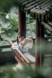 中国风古风汉服美女坐在亭子里背景图片
