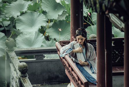 中国风亭子中国风古风汉服美女坐在亭子里看书背景