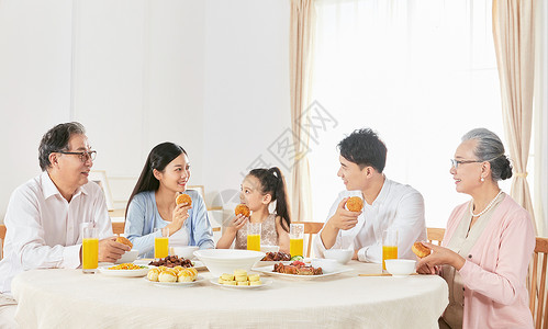 中秋团员家庭聚餐吃月饼高清图片