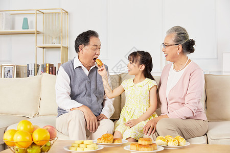 祖孙三人中秋节吃月饼高清图片