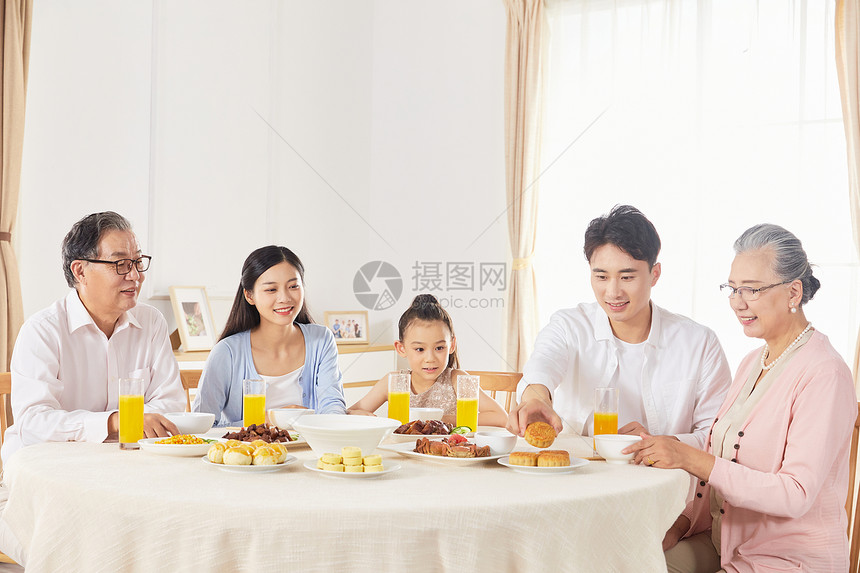中秋节家庭聚餐图片