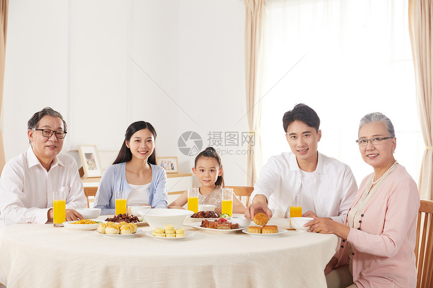 中秋节一家人聚餐图片
