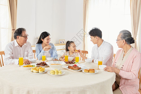 中秋节家庭聚餐图片