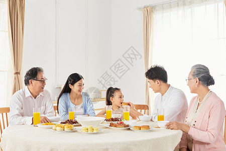 中秋节家庭聚餐相互聊天图片