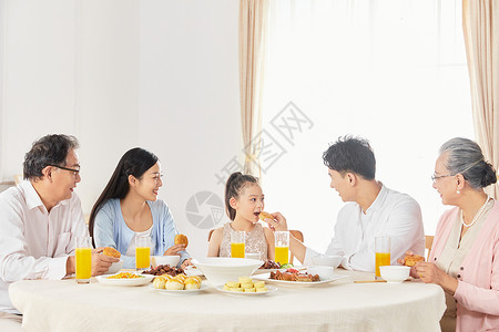 一家人中秋节聚餐吃月饼图片